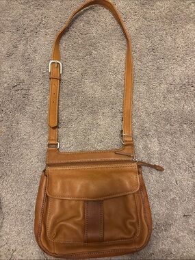 Everyday Leather Crossbody Bag made by fossil all leather no stains nor wear